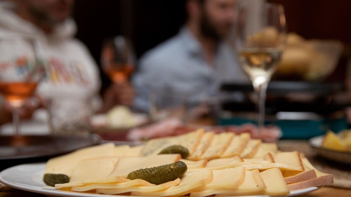 Les Français adoptent la raclette pour Noël : une tendance économique