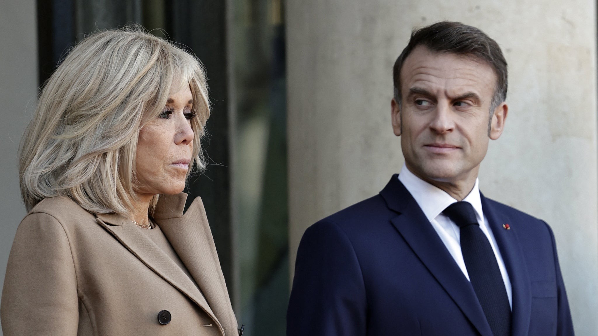 Macron en colère contre France 2 après la diffusion d'une pancarte visant Brigitte Macron