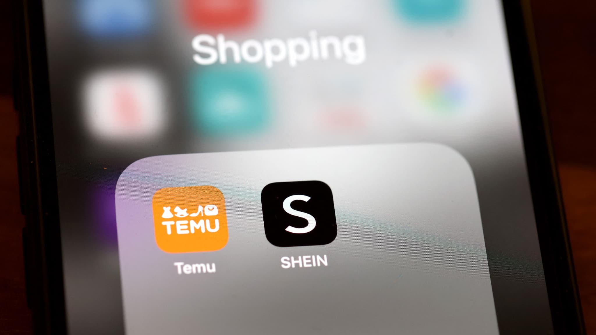 Ultra fast-fashion : Paris impose des malus allant jusqu’à 20 euros par vêtement Shein et Temu