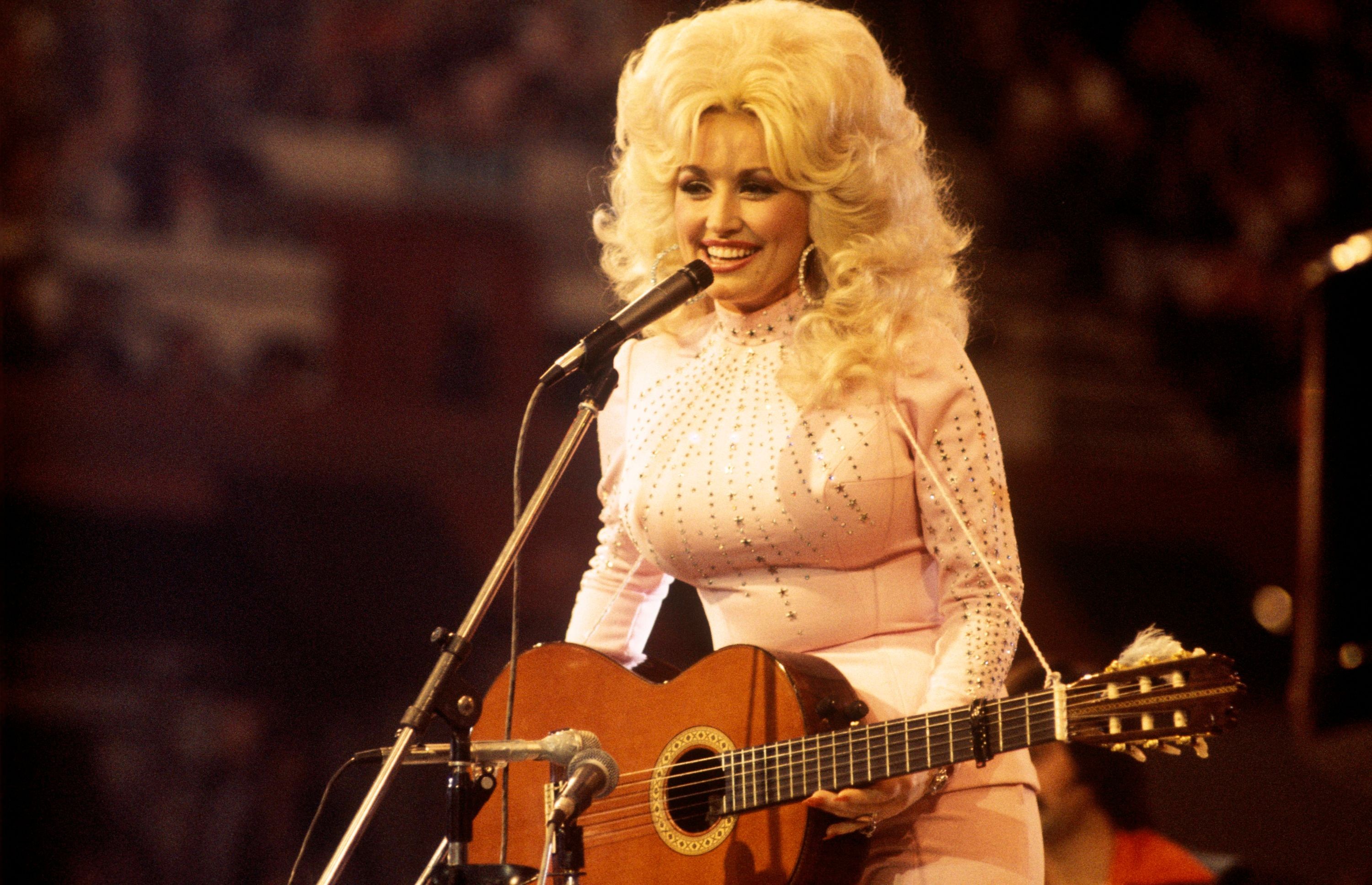 Dolly Parton, légende de la country et icône féministe, s'éteint à 80 ans