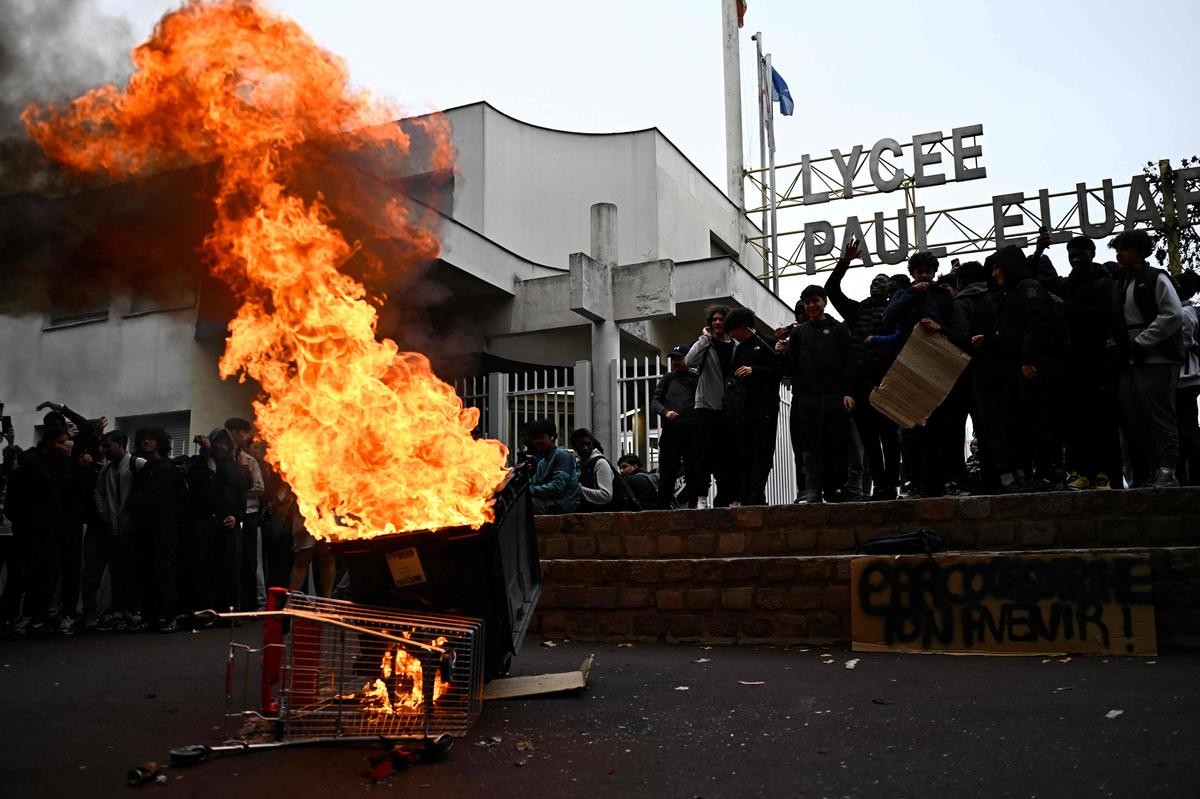 Vie chère en France : premières peines de prison après les violences